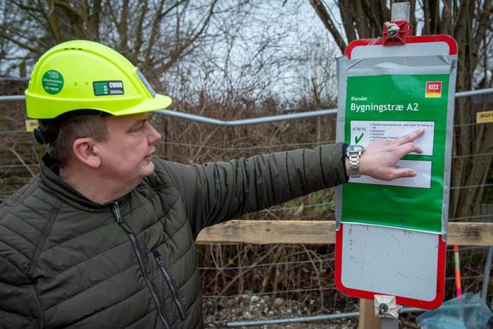 Malermester Morten Holdgård Larsen ved en container til byggeaffald - her træ. Her står præcist, hvad der må smides i containeren - og hvad der ikke må. Foto Søren Hytting.