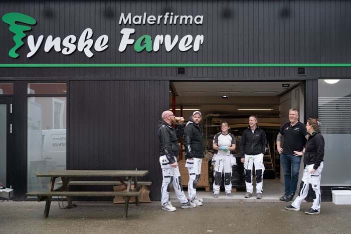 Medarbejderne er glade for det gode sammenhold, friheden under ansvar og bevidstheden om, at man altid hjælper hinanden i Malerfirma Fynske Farver. En af stedets fem sjakbajser Dennis Jørgensen (med kasket) er normalt et halvt til et helt år på sine arbejdspladser, og nu har han været i Fynske Farver i 10 år. Han føler sig tryg. Han mener, at halvdelen af arbejdet er at have en god chef. Også når der er travlt. Foto Alex Tran