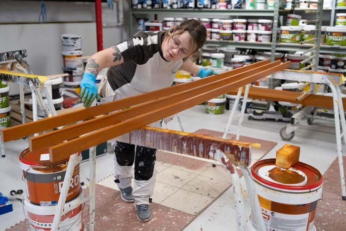 Hannah Baumann var nyudlært og havde været i et andet firma i et halvt år, da hun kom til Fynske Farver i efteråret 2020. Hun er glad for det gode sammenhold og bevidstheden om, at man altid hjælper hinanden. Foto Alex Tran