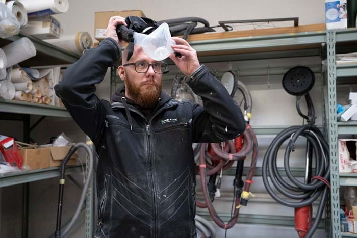 Michael Jørgensen har været i Fynske Farver i 13 år og han er glad for, at der meget frihed under ansvar. At chefen ikke blander sig og han som medarbejder selv tager beslutninger. Foto Alex Tran
