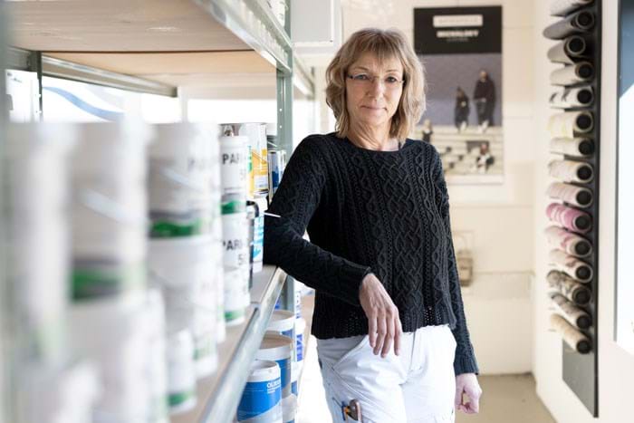 Malermester Elisabeth Waaler går op i at have en arbejdsplads, hvor medarbejderne trives. Hun forsøger at tage et socialt og arbejdsmæssigt ansvar og et ansvar for malerfaget. Foto Alex Tran