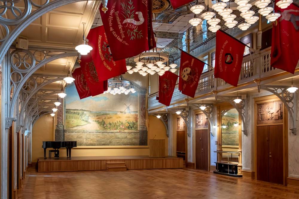 Som helhed er der tale om farver, håndværk og teknisk kunnen i fornemt samspil på Arbejdermuseet. Foto Søren Hytting