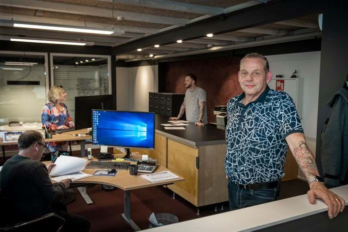 To gange om året kommer en coach forbi Bo Bjerregaard og hans to konduktører, så de hele tiden lærer at tackle svendene, så deres selvværd bygges op. Rigtig mange af medarbejderne er netop på stedet på grund af det gode arbejdsmiljø og trygheden. Foto Søren Hytting