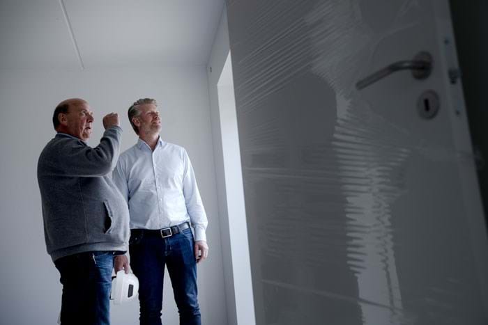 Projekt- og administrationschef Ove Lind og direktør Simon Elkjær.Selv da AROS Maler Entreprise var et mindre malerfirma var det Simon Elkjærs politik, at malerne skulle have ordentlige forhold. Det er han aldrig gået på kompromis med. Foto Brian Rasmussen