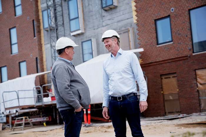 Direktør Simon Elkjær fra AROS Maler Entreprise fastslår, at malerne skal vise, at de er professionelle. Derfor skal malerne italesætte overfor samarbejdspartnere og øvrige entreprenører, hvad det kræver af rengøring og oprydning for, at de kan udføre deres arbejde godt. Kun på den måde bliver der lavet en optimal tidsplan. Foto Brian Rasmussen