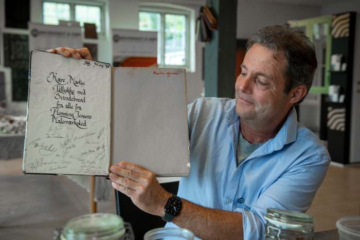 Malermester Martin Behrendt bruger bogen ’Malerfaget’ fra 1935 som sin bibel, når det handler om gamle malerteknikker. Bogen fik han af sine kolleger, da han blev udlært maler hos sin far Flemming Jensen. Foto Søren Hytting