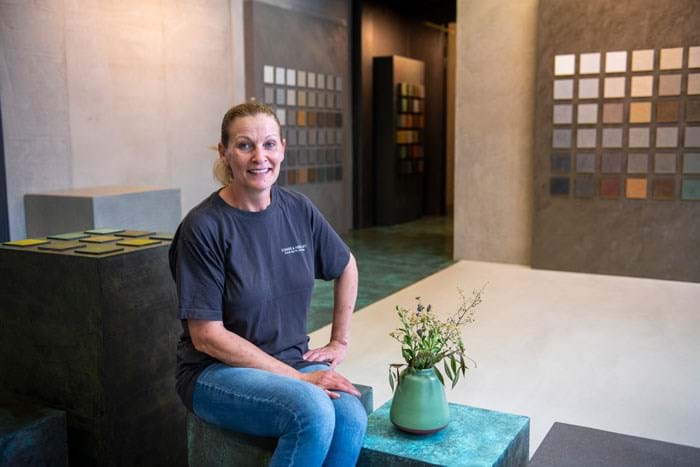 Malermester Inge Sommer sidder i SCS Labs showroom. Hendes opskrift på at finde deres niche i malerfaget med KABEspartel og microcement er, at idéerne opstår, fordi arkitekterne har nogle projekter, der ikke kan lade sig gøre. Foto Søren Hytting