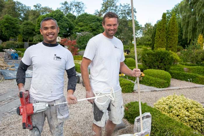 Michael Reenberg og svenden Sermsak Thabthimnak i gang med kalkningen af Asnæs Kirke på Vestsjælland. Foto Søren Hytting