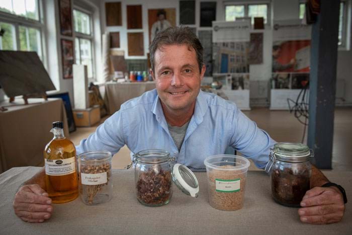 Malermester Martin Behrendt arbejder med pigmenter, Atlanterhavstang, benlim, shellak-skaller og andre oprindelige materialer, når han restaurerer. Foto Søren Hytting