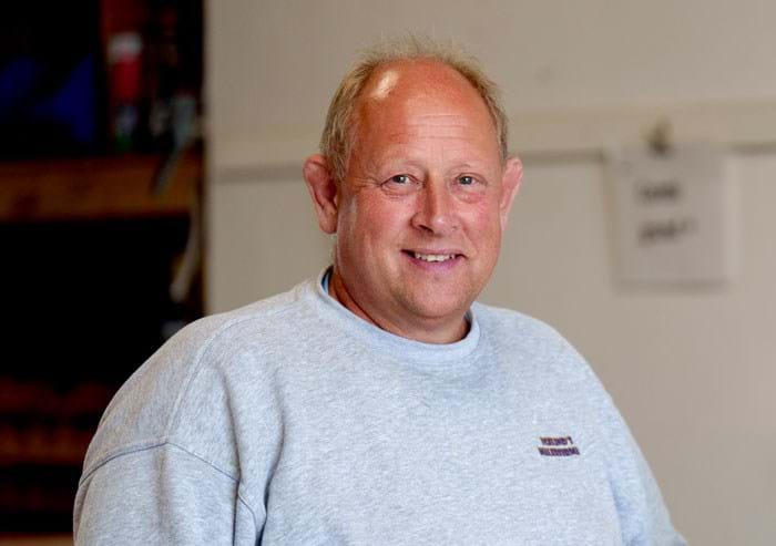 Jens Egelind har fået mange flere timer om ugen til kundepleje og opsøgende arbejde, efter at sønnen har "overtaget" en stor del af administrationen i malerfirmaet. Foto Brian Rasmussen