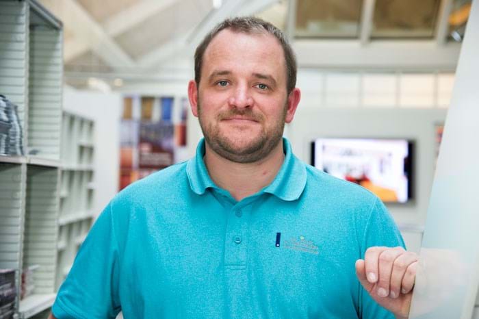 Gregers Pedersen har færre opgaver på nuværende tidspunkt end normalt, men er stadigvæk fortrøstningsfuld. Og han har ikke haft overvejelser om at skille sig af med nogle af medarbejderne. Foto Alex Tran