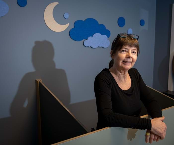 Efter i 21 år at have arbejdet med skolepraktikelever i Slagelse har malermester Jette Andersen lært, at skal være ærlig overfor de unge – og alle andre medarbejdere – ved at gå efter bolden, ikke personen. For ens handlinger kan forbedres. Foto Søren Hytting.