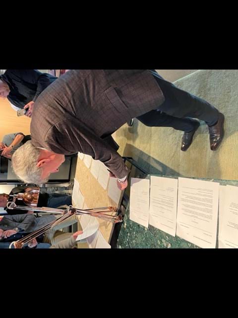 Danske Malermestres formand Per Vangekjær har søndag skrevet under på ny overenskomst med Malerforbundet.