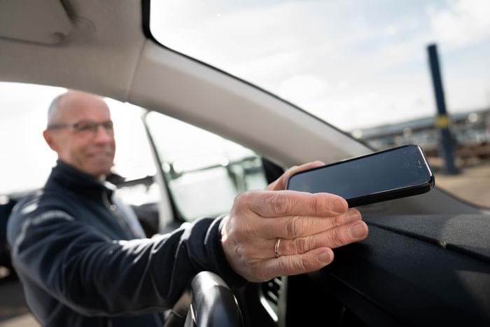 Efter at have været syg med stress ligger mobilen i bilen. Foto Alex Tran.
