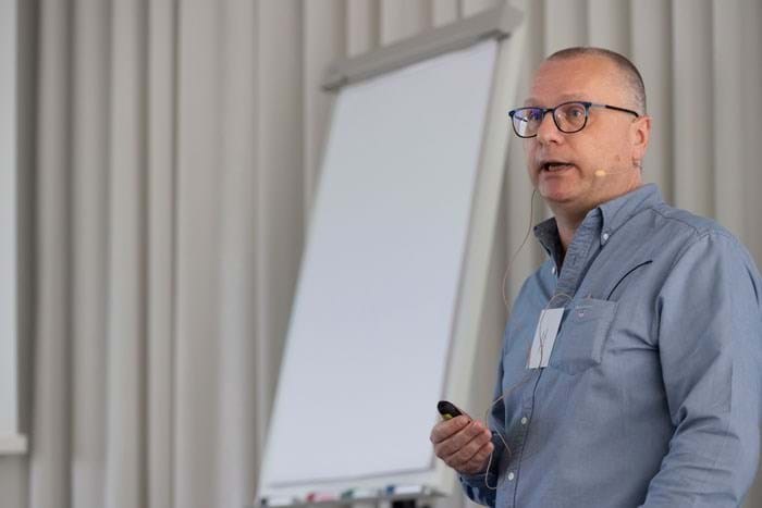 Arbejdsmiljøkonsulent Peter Guldager kender de arbejdsbetingelser, malermestrene møder i dagligdagen - fra overskridelser af tidsfrister til svære arbejdsbetingelser. Foto: Alex Tran.