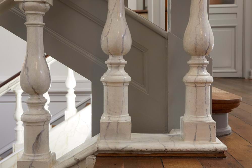 Hovedtrappen i By & Havns bygning på Nordre Toldbod er igen marmoreret, som den oprindeligt var. Foto Kirsten Bille.