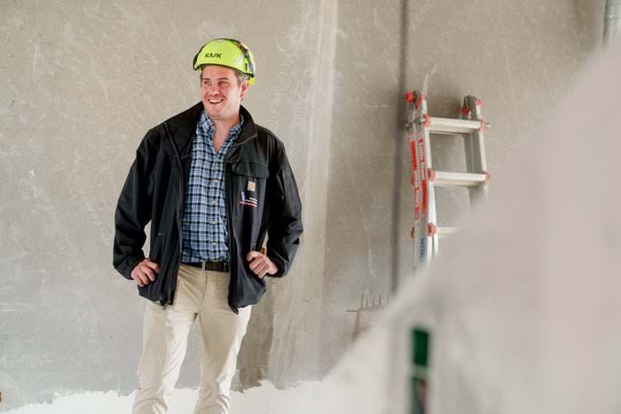 Det sidste halve år er det gået stærkt – og vi kan kontakte leverandørerne af produkterne. og så kan de levere dokumentationen til deres produkter, som vi kan bruge i DGNB-byggeri, fortæller konduktør Tommy Fihl fra Malerfirmaet Ernst Hansen i Tilst ved Aarhus. Foto Brian Rasmussen.