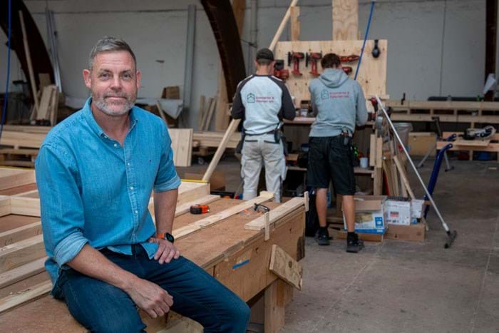 Bæredygtighedschef i Enemærke & Petersen Anders Sørensen mener, at det kan blive en fordel for malerfaget, at der er så stor fokus på bæredygtighed. En konsekvensen kan blive, at den naturlige tørretid respekteres for at undgå at bruge CO2-krævende varmeblæsere. Foto Søren Hytting.