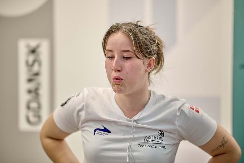 Lærke Rasmussen puster efter ved afslutningen af EuroSkills 2023. Foto SkillsDanmark