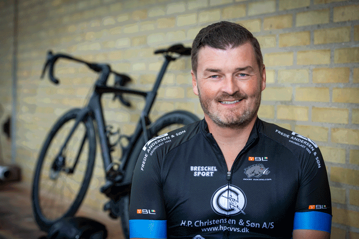 Malermester Morten Larsen fra Malerfirmaet Hans Larsen ApS i Næstved er bevidst om, at malerfaget kræver en stærk krop – og interesserer sig selv for både fodbold, cykling, padel og golf. Foto Søren Hytting..