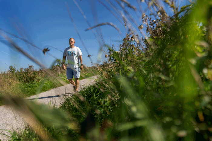 Normalt dyrker malermester Morten Meyer Lund både padel, tennis, motionsboksning og vægtløftning, men den hårde motion er lige nu afløst af gåture på grund af en arbejdsskadet tennisalbue. Foto Brian Rasmussen.