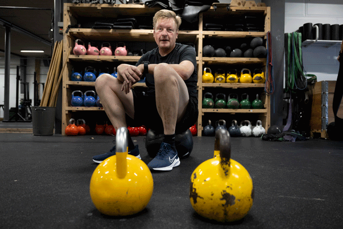 Malermester Jesper Hedegaard Thomsen står fire-fem gange om ugen tidligt op om morgenen for at træne crossfit fra klokken seks til syv. Det giver energi til resten af dagen. Foto Michael Bo Rasmussen.