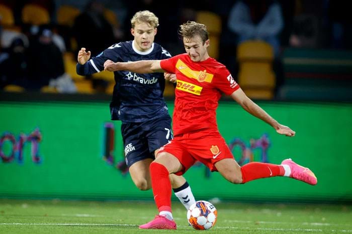 Superligafodbold på Farum Park. FC Nordsjællands Benjamin Nygren i duel med Mads Emil Madsen, AGF. Som leder kan man lære af superligatrænerne, når man sammensætter medarbejderne i sjak. Foto: Jens Dresling, Ritzau Scanpix.