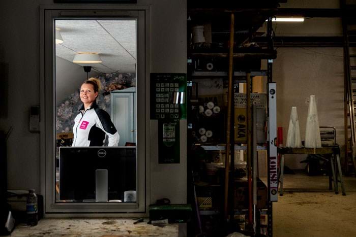 Malermester Lone Lohse har været selvstændig i tre år og har i dag seks svende og fire lærlinge. Hun arbejder tæt sammen med et lokalt tømrerfirma og har mange renoveringsopgaver for private kunder. Hun er blevet bedre til at uddelegere ansvar til svendene. Foto Brian Rasmussen.