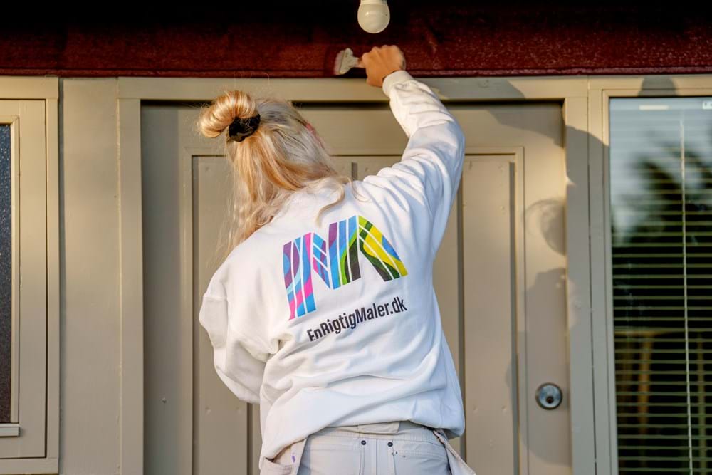 Der er i dag op til 50 procent kvindelige lærlinge i malerfaget, og det betyder, at malermestrene har stor erfaring i at takle gravide ansatte. Foto Brian Rasmussen.