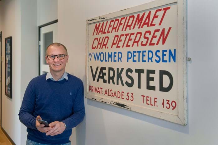 Malermester Morten Bardrum fra Wolmer Gruppen mener, at det er værdifuldt at give kunderne en god oplevelse. Han mener, at psykologi, kommunikation og salg og det at navigere overfor kunder, skulle være en del af pensum på bygningsmaleruddannelsen. Foto Søren Hytting.