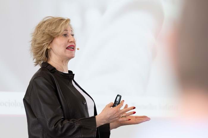 Når vi hele tiden taler om en generationskløft og forskelligheder, glemmer vi alt det, der trods alt binder os sammen, mindede Emilie van Hauen om. Læs mere om de unge fra generation Z på de næste sider. Foto Alex Tran