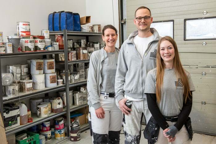 Til mentor- og lærlingedagen har lærlingene mulighed for at skabe netværk og fællesskab med de øvrige lærlinge. Malersvend Malene Væver Jørgensen, længst til venstre, var den første mentor i denne ordning og har været med til at spare med idéer og forslag til ordningen. Jesper Antczak og Kayla Pedersen er lærlinge i virksomheden. Foto Søren Hytting