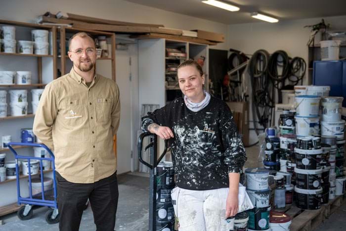 Malermester Mikki Christensen, her sammen med Rosa Kristensen, der begynder på første hovedforløb lige efter påske, er også uddannet pædagog. Han er sikker på, at det giver ham en platform i kommunikationen med de unge. Foto Søren Hytting.