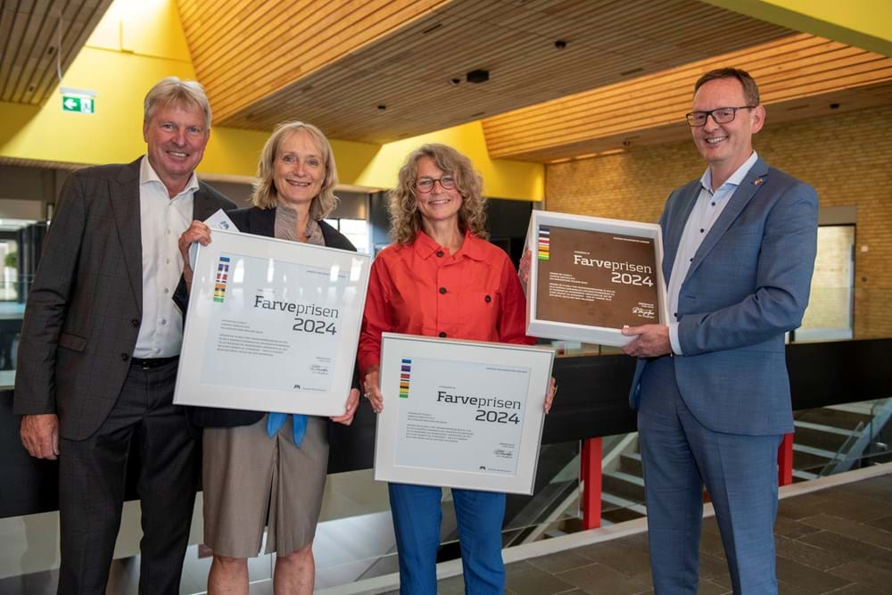 Danske Malermestres formand Per Vangekjær, bygherre/projektleder Marianne Thorbøll fra DTU Marianne Thorbøll, billedkunstner Malene Bach og bygherrechef på DTU , Ben Kahn modtager Farveprisen 2024.. Foto Søren Hytting.