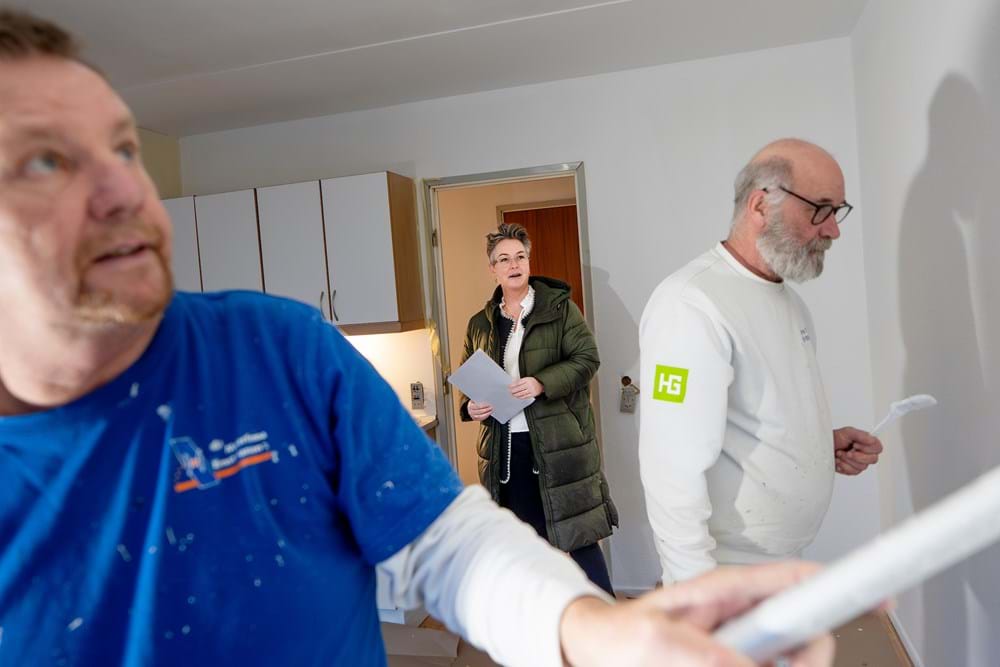 Medejer og malermester Lene Due Rosendal fortæller, at de skræddersyr karrieren i Malerfirma Ernst Hansen efter den enkeltes behov. 67-årige Hans Bøjlund (bagerst) er ved årsskiftet gået på pension, men arbejder stadig i firmaet med restaureringsopgaver. Kim Boilesen fylder snart 64 år. Han har skræddersyet en stilling som servicemand med egen bil. Foto Brian Rasmussen