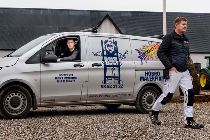 Niels V. Rasmussen (til højre) har været medlem af Danske Malermestre siden dag 1 – og det laver Mikkel V. Rasmussen ikke om på. Virksomheden har både modtaget rådgivning om medarbejdere, byggesager og fået faglig teknisk rådgivning. Foto Brian Rasmussen.