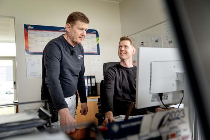 Både Mikkel og Niels V. Rasmussen er bevidste om, at forholdet til medarbejderne er altafgørende. De har begge en god fornemmelse af, hvad medarbejderne er gode til, og hvad de bedst kan lide at lave, fordi de selv er så meget ude på arbejdspladserne. Foto Brian Rasmussen.