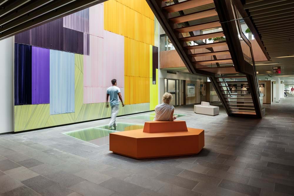 Ruth Campau har kaldt sit værk på Hvidovre Hospital "Handwowen Stories from the Colorfields Makes the Blanket Warm". Foto Dorte Krogh.