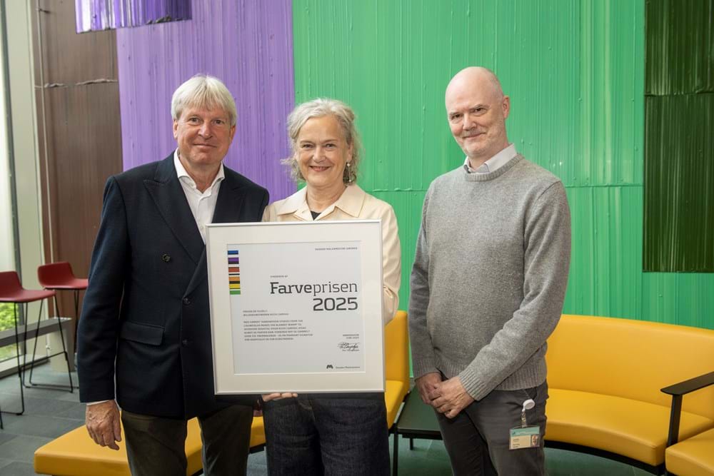 Danske Malermestres formand Per Vangekjær, billedkunstner Ruth Campau og vicedirektør af Amager og Hvidovre Hospital Kurt Stig Nielsen. Fotograf Søren Hytting