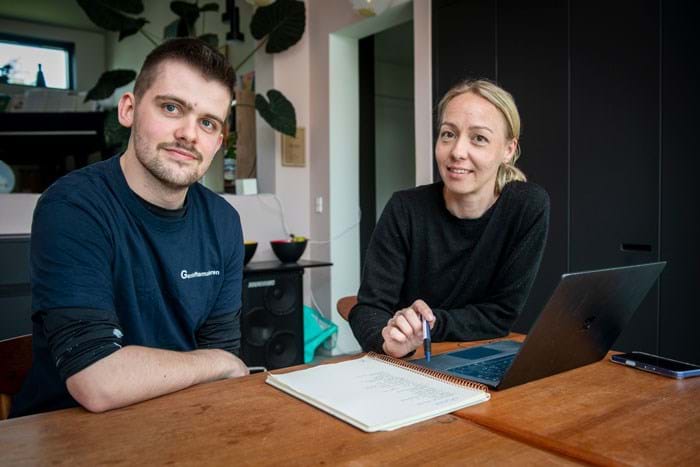 Malermester Elisabeth Oesten Frank fortæller, at det kræver en god dialog med en elev som Nicklas om at planlægge dagen og skrive ned, hvad der skal laves. Derfor er det vigtigt, at lærlingen som Nicklas åbent fortæller, hvis de har særlige behov på grund af en diagnose, fortæller Elisabeth Oesten Frank. Foto Søren Hytting.