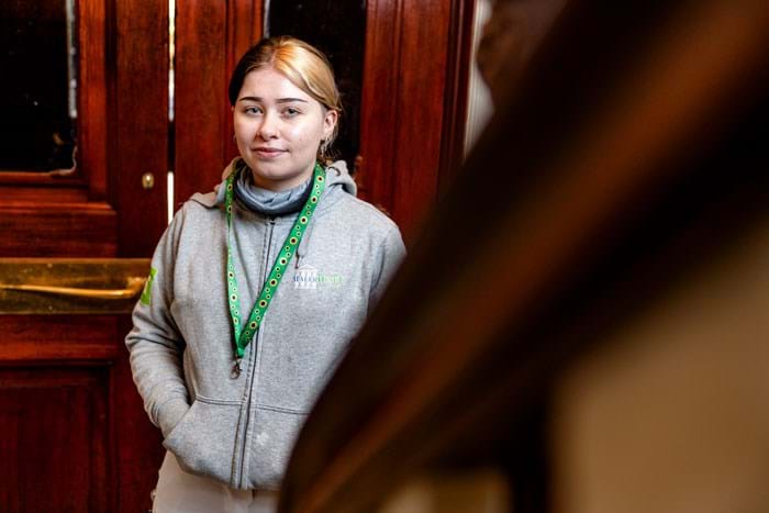 Nanna Bjørnholdt blev udlært malersvend med bronze. Hun er meget åben om, at hun har særlige behov for at kunne passe sit arbejde. Nanna Bjørnholdt bærer ofte den grønne Solsikkesnor, der er symbol for, at man lider af et skjult handicap, og at man kan have brug for ekstra hjælp eller rum omkring sig. Foto Brian Rasmussen.