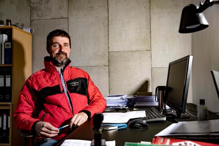 Malermester Bjarne Kildahl fra Aarhus har i dag mere end dobbelt så mange ansat på kontoret end for ti år siden, selvom der i dag er færre ansatte end dengang. Det skyldes væksten i administrative byrder. Arkivfoto Brian Rasmussen.