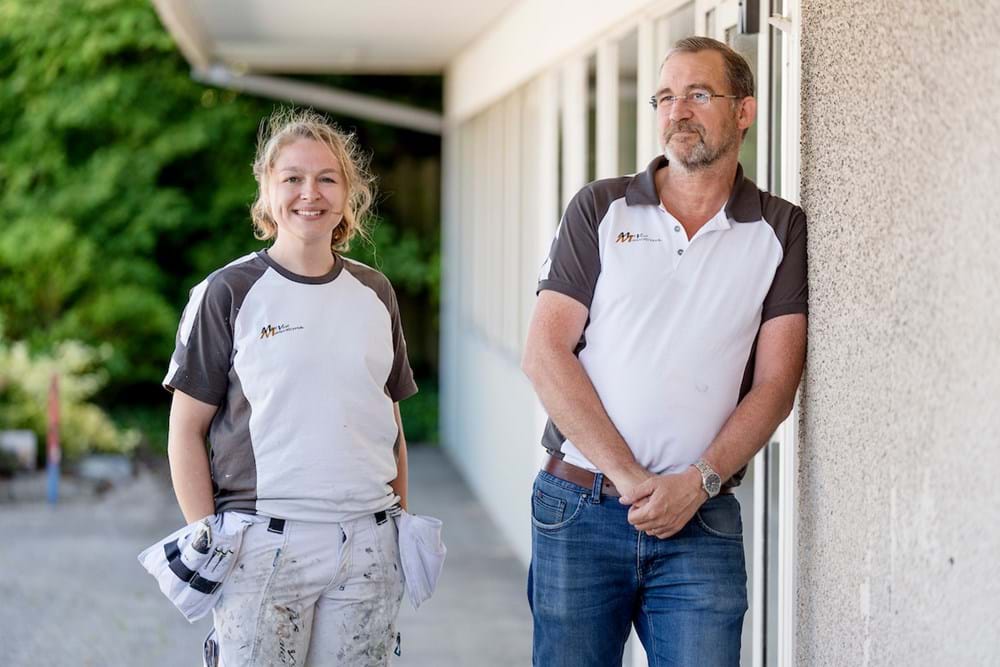 Ivan Jakobsens kompagnon, Natalie K. Hounisen, tv.,overvejer at blive enearbejdende malermester ved årsskiftet, men det er ikke besluttet endnu. Selv fortsætter han i hvert fald med butikken med salg af maling. Foto Brian Rasmussen.