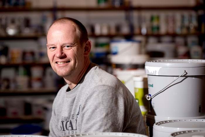 Det voksende administrative bøvl gør, at det efterhånden kun er attraktivt at være en stor virksomhed. Vi får ødelagt vækstlaget i malerfaget, fordi du enten skal købe dig til en, der styrer virksomheden, eller du skal selv arbejde i døgndrift, siger malermester Kim Tranegaard fra Malerfirmaet Mikkelsen & Ludvigsen i Vejle. Aktivfoto Brian Rasmussen.