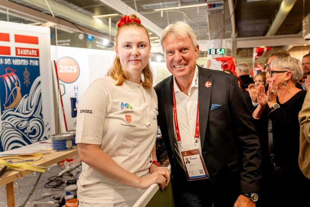 Camilla Lindholm Gelmer, da slutklokken lød til EuroSkills2025, sammen med Danske Malermestres formand Per Vangekjær. Foto Brian Rasmussen, Fotografhuset