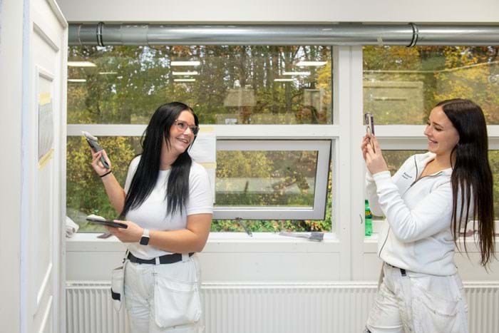 Da U/NORD i slutningen af november havde et Åbent Hus-arrangement lavede Malerdamerne alias Freja Simone Guldager Hansen og Milena Ingemann Schouw Christensen også opslag undervejs. Foto Søren Hytting